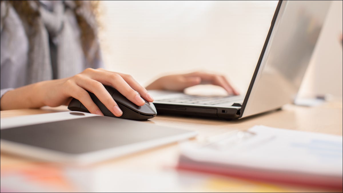 woman-wireless-mouse-laptop