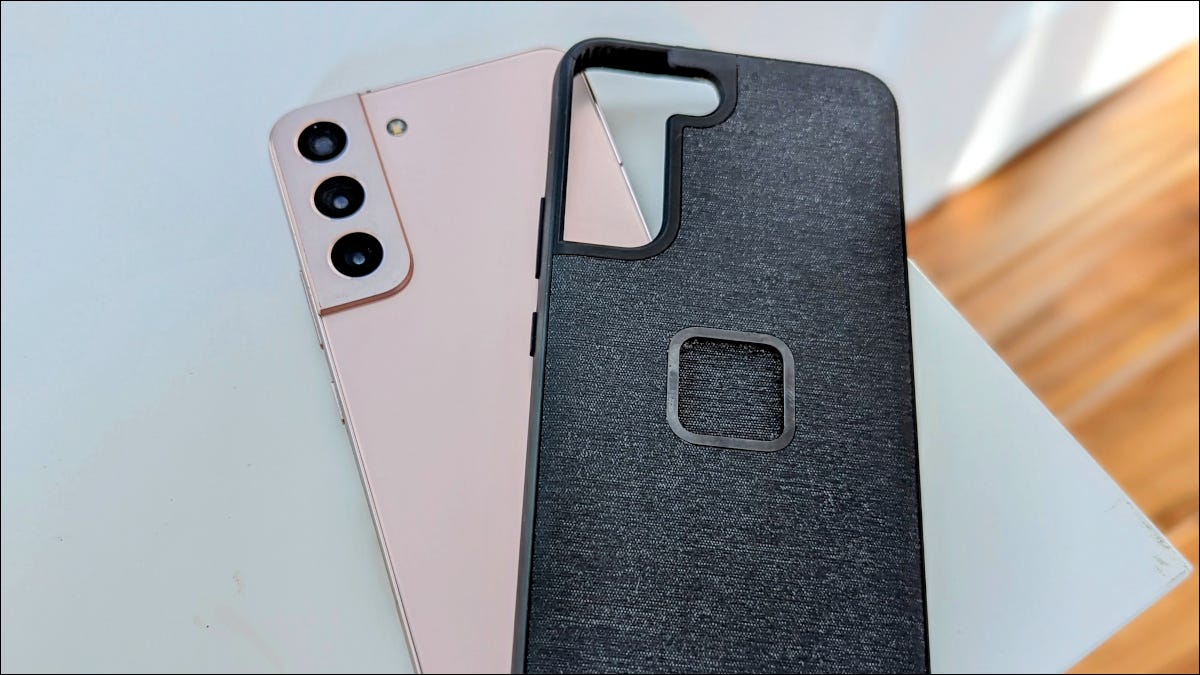 Samsung-Galaxy-S22-with-case