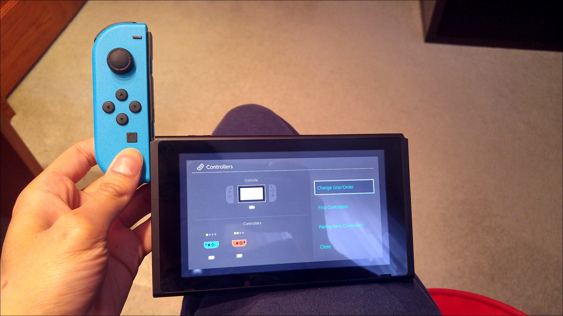 sliding-a-joy-con-into-a-nintendo-switch sliding-a-joy-con-into-a-nintendo-switch